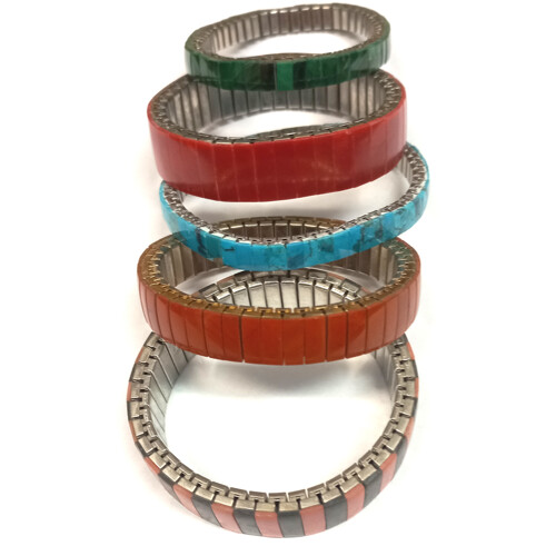 Náramek kovový s přírodními kameny.