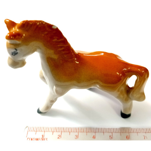 Keramika kůň rezavý (v.7cm)