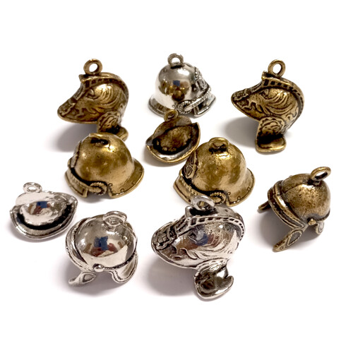 Přívěsek kovová přílba mix