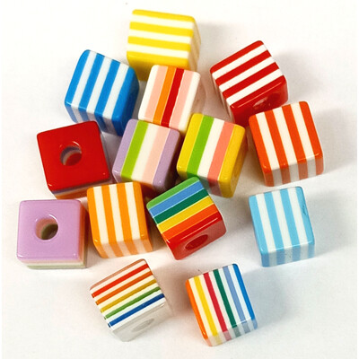 Korálek plast - kostička proužky