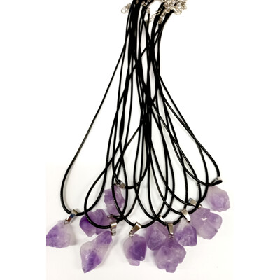 Přívěsek ametyst štípaný, na šňůrce