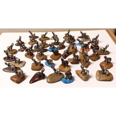 Slon kovový M na kameni